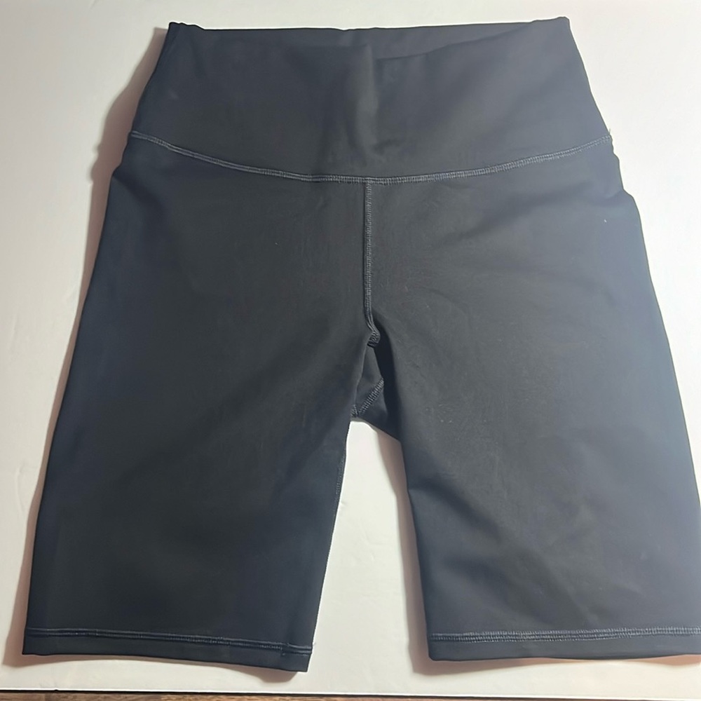 Women’s Fabletics 9” S/6 black shorts NWT